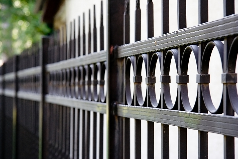 montage ornamental steel fencing